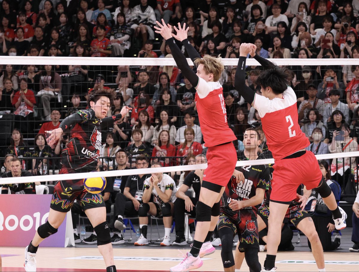 vbtsuri's tweet image. 祐希さんのBAをブロックし、嬉しさ溢れ出る、からの、すぐさまやり返され、苦笑い気味ながらバレーの駆け引き、おもしれー的なことも感じているに違いない藍くん。

2025.10.8
サントvsペルージャ
有明アリーナ