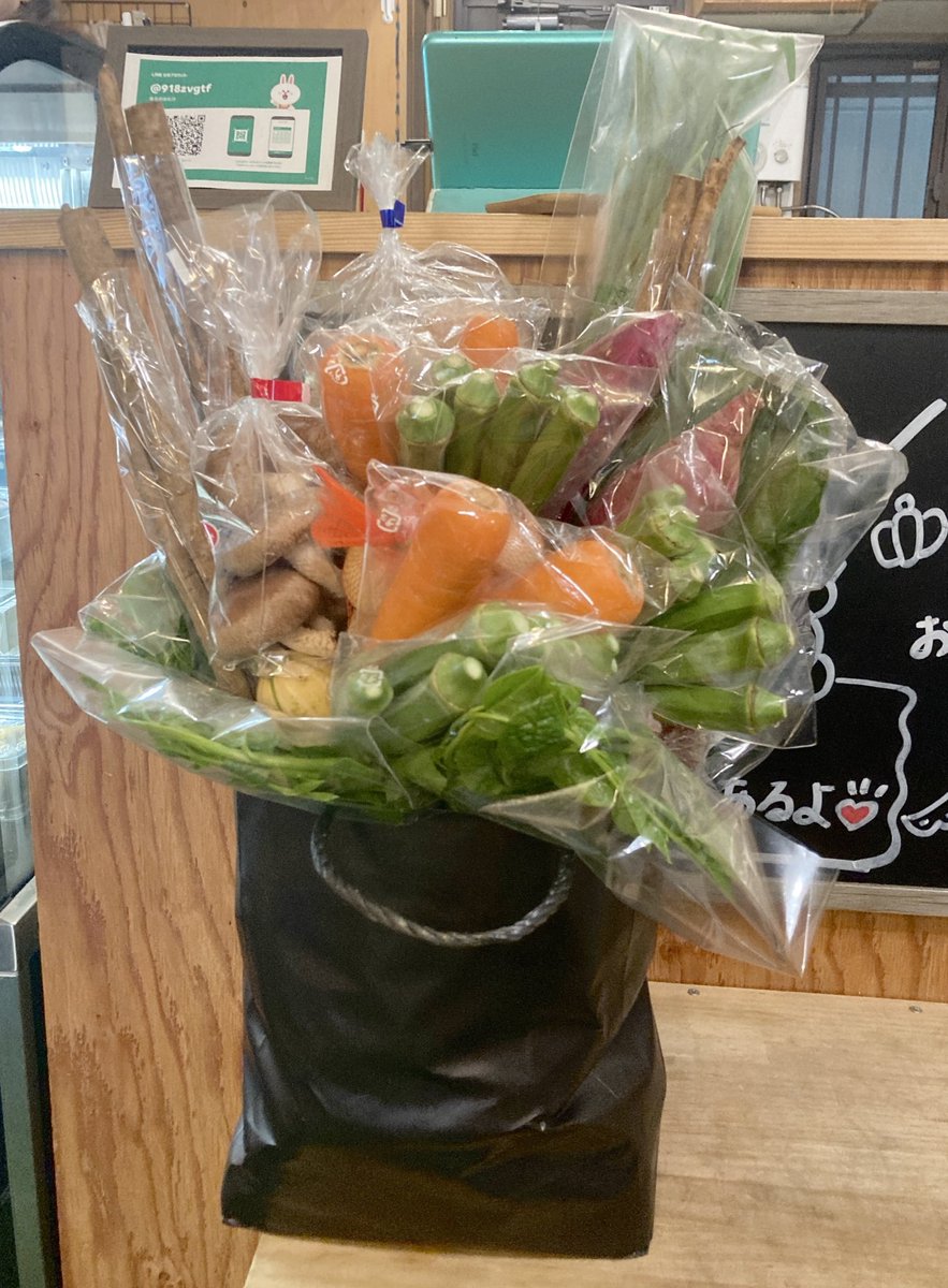 maako78's tweet photo. 昨日は野菜詰め放題に挑戦して、大量のお野菜をゲット🥬✨ 
スーパー行っても高いからすごく助かる🥹

当分野菜生活🥕

おばあちゃんにもおすそ分け〜👵🏼 https://t.co/kfLUnOuN1u