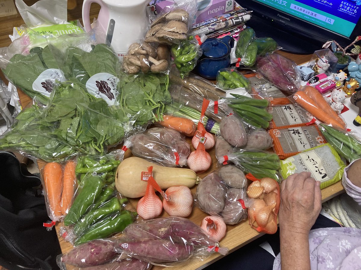 maako78's tweet photo. 昨日は野菜詰め放題に挑戦して、大量のお野菜をゲット🥬✨ 
スーパー行っても高いからすごく助かる🥹

当分野菜生活🥕

おばあちゃんにもおすそ分け〜👵🏼 https://t.co/kfLUnOuN1u