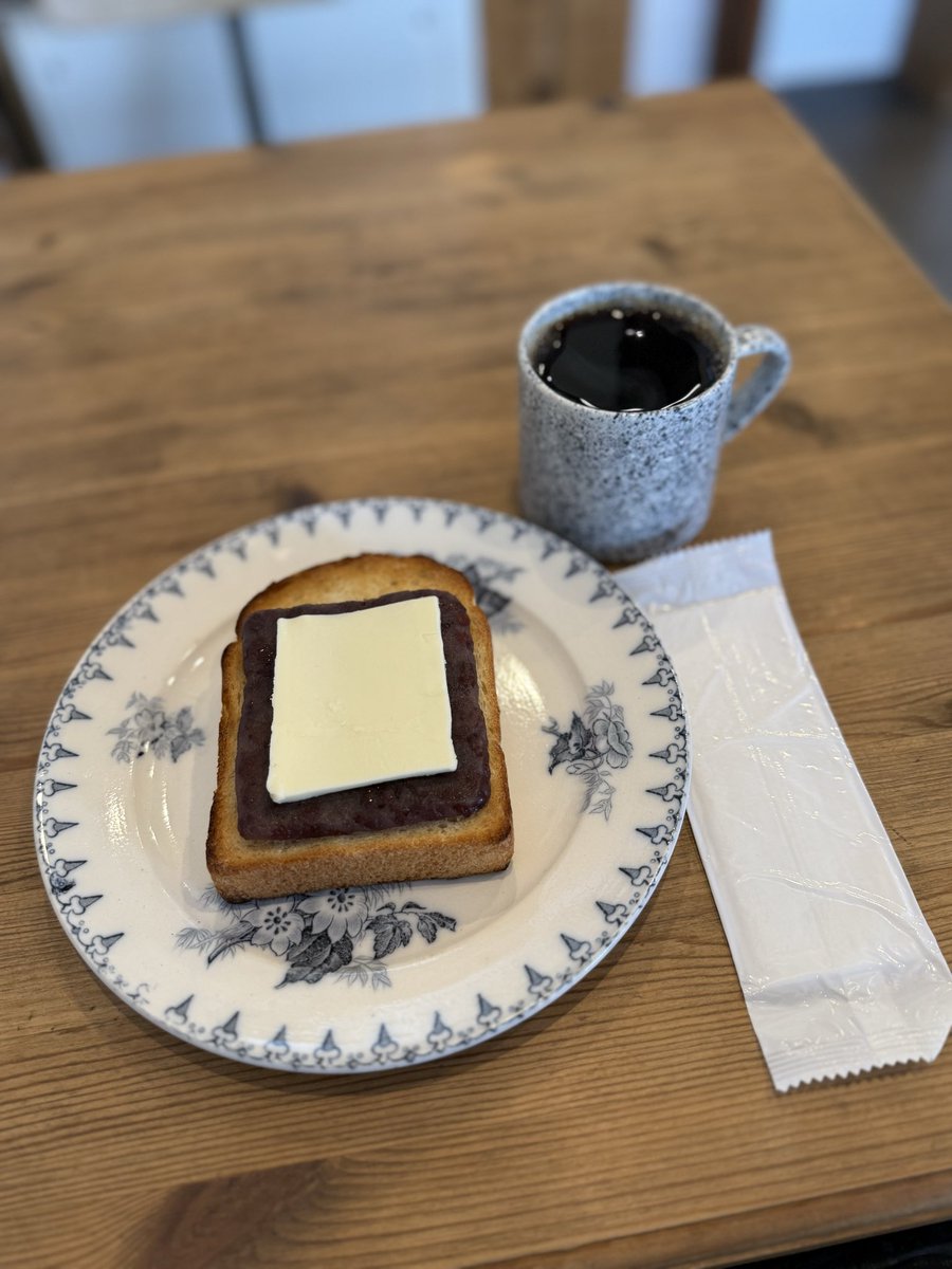 amaou1221's tweet photo. 名古屋入り。早速モーニングで背徳のあんバタートースト🍞みっちゃんがYouTubeで行った店。美味しいがおっさんには血糖値的に危険⚠️おされなお店　#ROWSCOFFEE #平岡海月 https://t.co/j5WHqnsKue