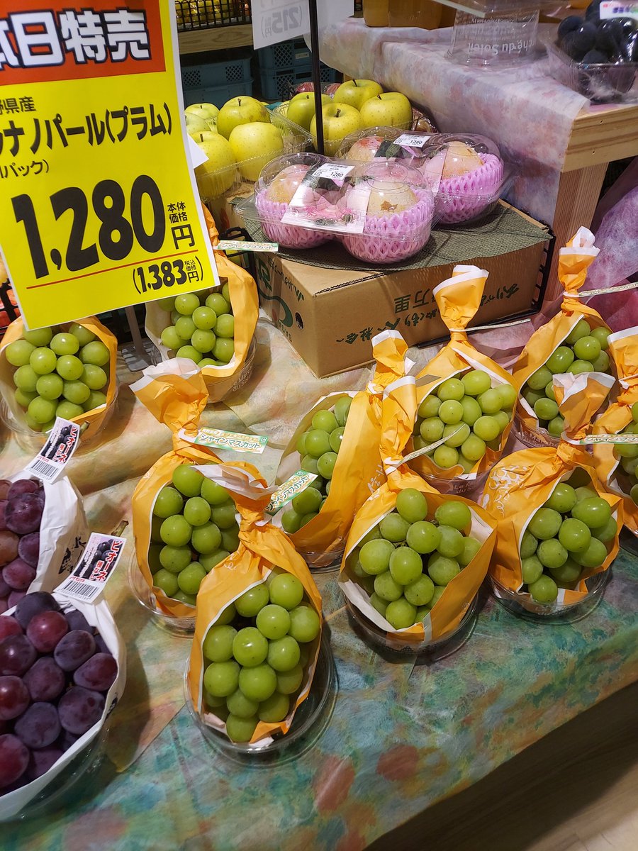 morikaratsu's tweet image. 美味しい果物の紹介‼　チーフ🧑一押しはやっぱりリンゴ🍎‼　シナノスイート、秋映、紅玉などいろんなリンゴを取り揃えています。またブドウ🍇も種無しピオーネ、シャインマスカットなどご用意しています👍　是非みずみずしい💦果物を味わって下さい😋　
＃唐津　
＃果物　
＃リンゴ　
＃ブドウ