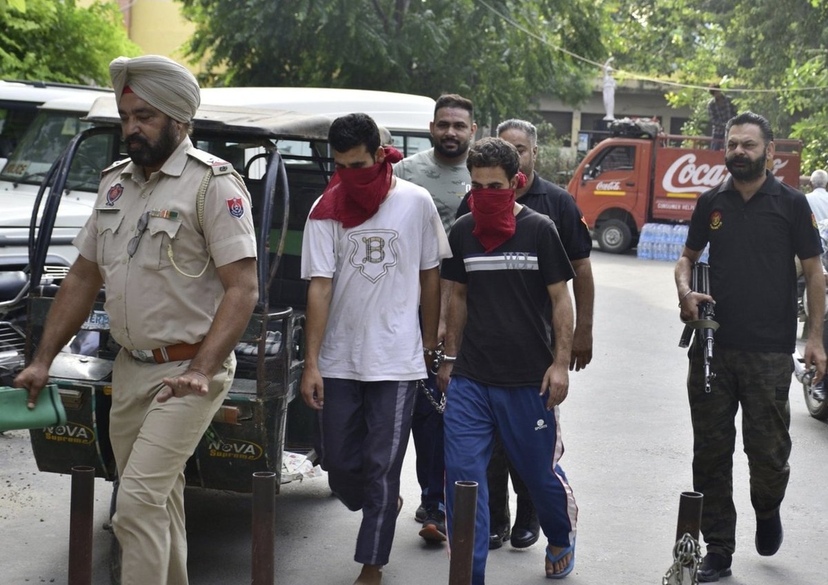 ekakhandindia's tweet image. Breaking News 🚨 - Major Terror Network Linked to ISI Busted in Punjab, IED Recovered. 

#PunjabPolice #TerrorModule #BKI #ISI #SecurityForces #CounterTerror #IEDSeizure #MajorBreakthrough #NationalSecurity #India