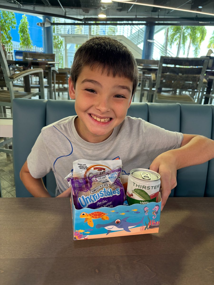 AmyNielsen06's tweet image. This kid! Eating outside of his safe foods @thefloridaaquarium. #autism #arfid