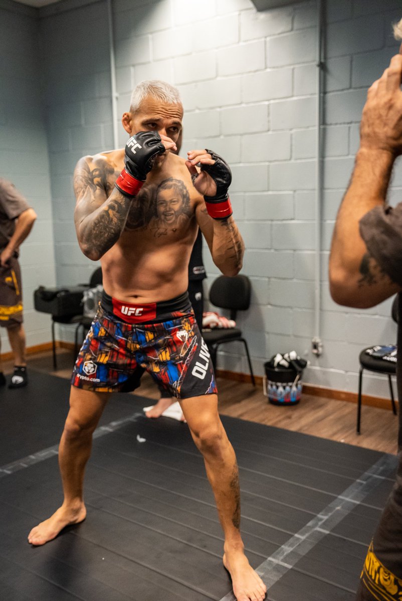 UFCBrasil's tweet image. Falta pouco, pessoal! 🔥 

Já já tem @CharlesDoBronxs em ação na luta principal do #UFCRio! 🇧🇷 

Quem aí está ansioso para ver o iluminado no Octógono? 💪

Assista ao vivo no @UFCFightPassBR! Assine com desconto no plano trimestral!