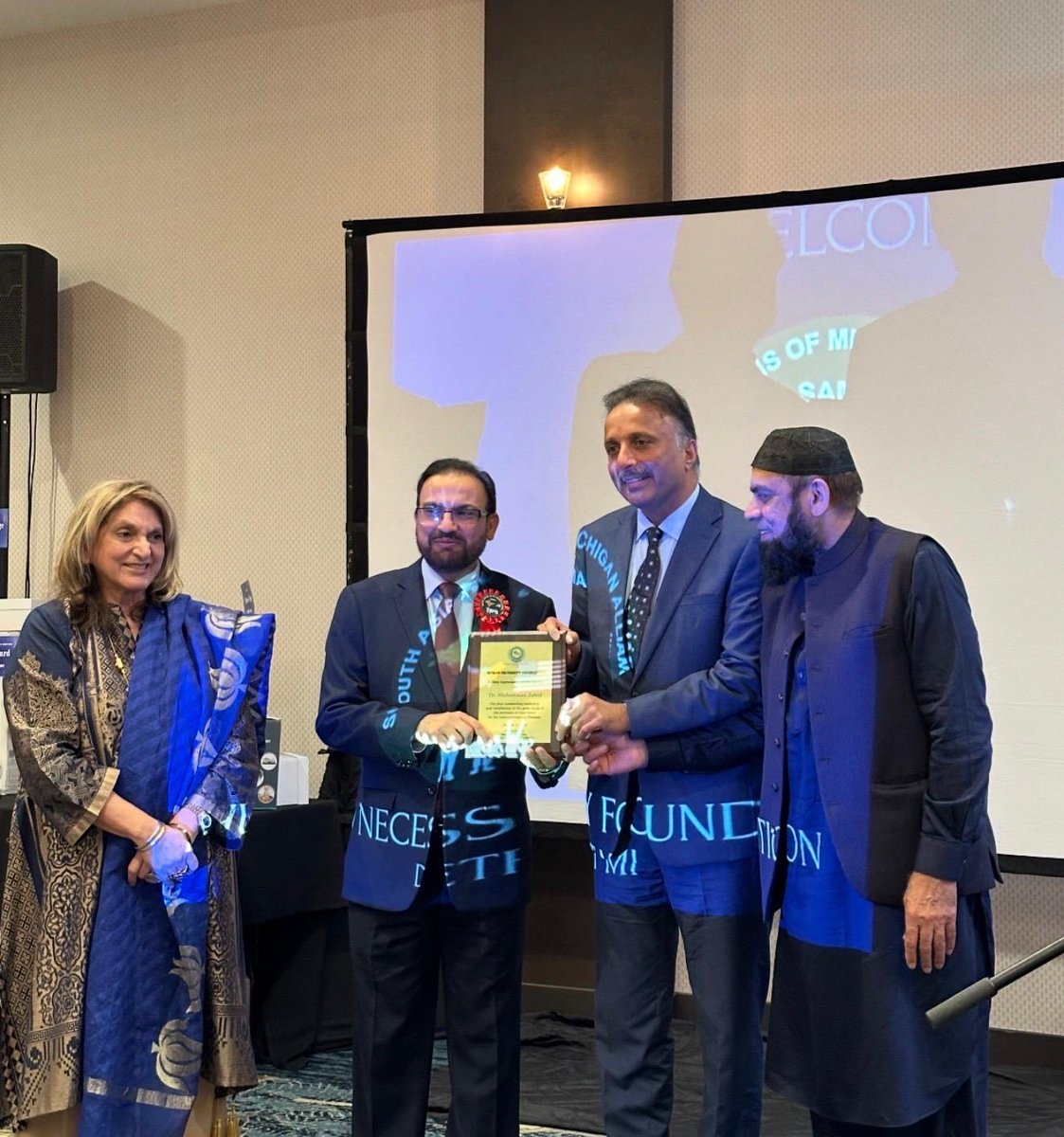 PakinChicago's tweet photo. The 🇵🇰🇺🇸 community organized a farewell reception in Detroit, MI, honoring CG Tariq Karim for his dedicated service and leadership. In his remarks, the CG expressed sincere gratitude to the Michigan community for their continued support &amp; cooperation. https://t.co/bCkPnKk3I1