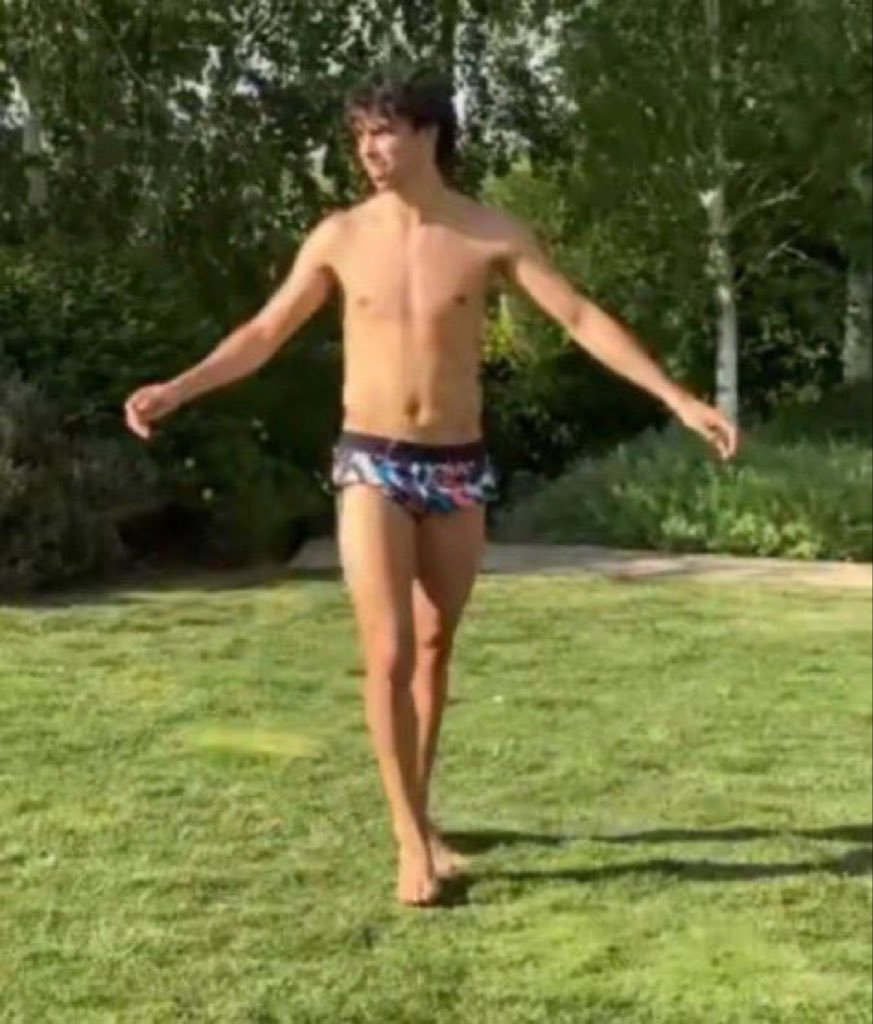 كلابه بدون حدود خاص  🤭😵‍💫😵‍💫