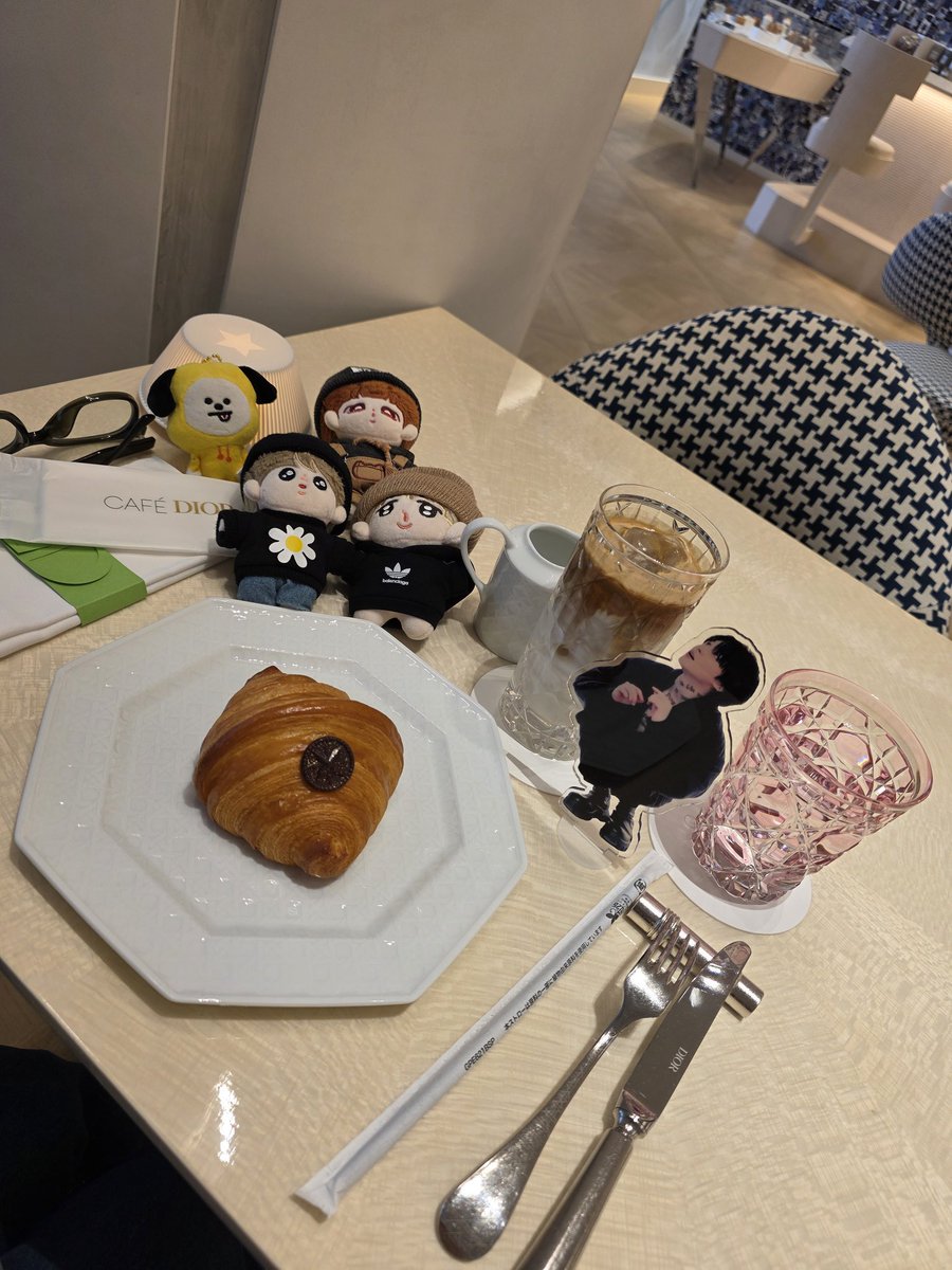 mariume's tweet photo. いつものチェジュ航空だから第2なんだが今回は第1だから
行けたDior カフェ☕😌✨
Happy JIMIN DAY 💛
#DiorCAFE https://t.co/0eraeTN9KR