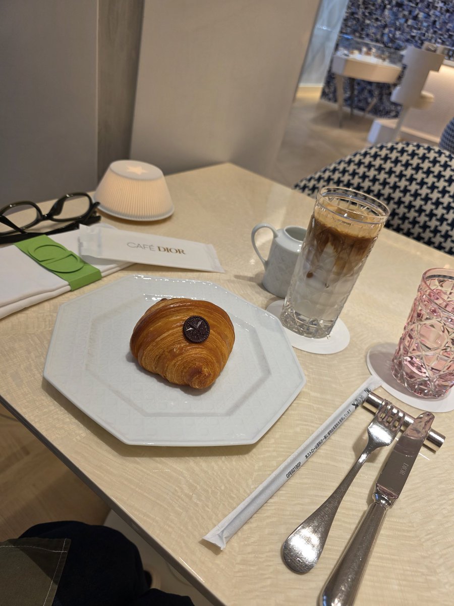 mariume's tweet photo. いつものチェジュ航空だから第2なんだが今回は第1だから
行けたDior カフェ☕😌✨
Happy JIMIN DAY 💛
#DiorCAFE https://t.co/0eraeTN9KR