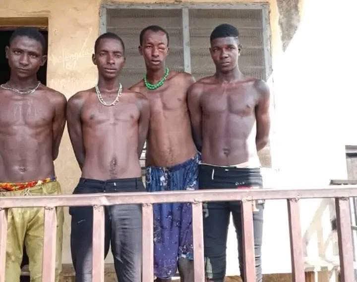 OjiRe66585's tweet image. In a well-coordinated operation by a vigilantes in #Lade #Patigi LGA, Kwara State, 4 #bandits were picked with guns concealed inside sacks in a neighboring village to Lade. Initially, 3 were neutralized in Lade while attempting to purchase fuel, leading to the arrest of 4 others.