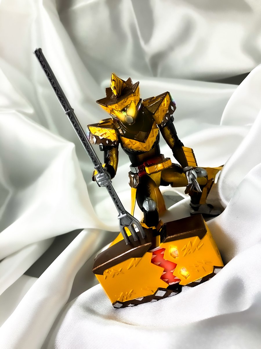 振り下ろせ！怒りの鉄槌！
《仮面ライダーガヴ カッストールフォーム》#仮面ライダーガヴ ×カステラ×雷神トール！⚡️
「どうする？二度と闇菓子に関わらないか、この場で俺に倒されるか！」
#ニチアサフィギュア改造部 #装動
#装動新戦士