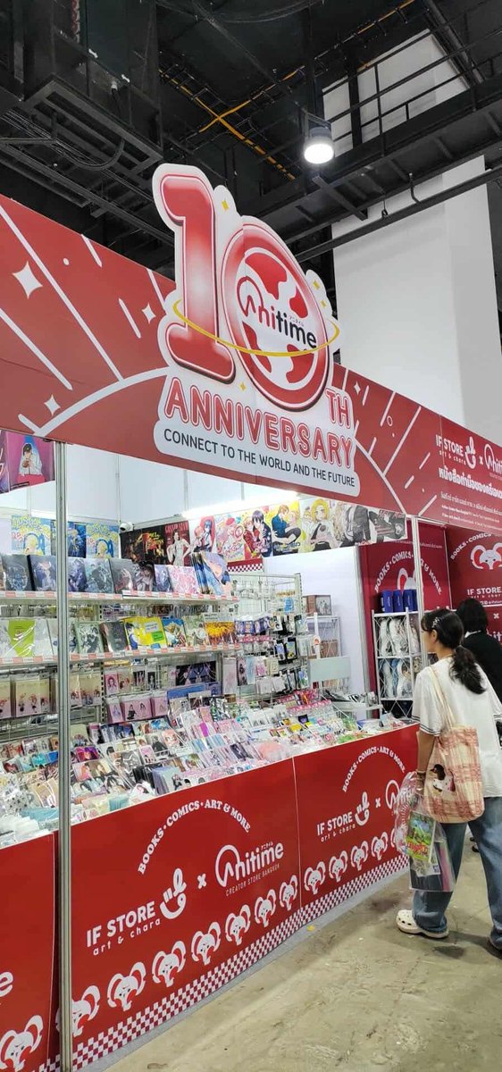 MonoNekoi's tweet image. งานหนังสือเข้าสู่วันที่ 4 แล้ว หนังสือของเรามีวางจำหน่ายที่ 2 บูธด้วยกัน 
คือที่ Anitime O36 และ Lilyhouse. P33

แวะไปซื้อกันได้นะคะ 

ขอบคุณภาพจากนักอ่านผู้น่ารักน้า 🥰

#การ์ตูนยูริ #มังงะยูริ 
#FirstTime #บทเพลงรักในสายน้ำ