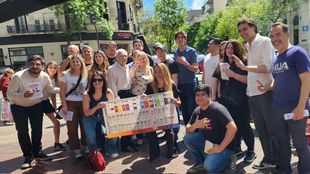 📌 AVENIDA BOEDO

Hoy junto a <a href="/GugaLusto/">Martín Lousteau</a> y <a href="/pierafernandez/">Piera</a> recorrimos la emblemática Avenida Boedo, conversamos con comerciantes y nos reunimos con emprendedores en el mítico café Homero Manzi.

#HayOtraManera de sacar adelante el país y es Unidos.