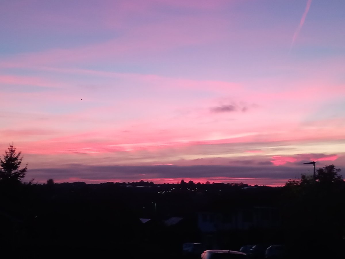 CAYMUSOCAUGHEY's tweet image. @CAYMUSOCAUGHEY 🐦

Sunset

#Random #Sunset #Sunsets #EndOfTheDay #Skyscape #Skyscapes #NatureIsLife #BallOfFire #Silhouette #Solar #LittleThingsMatter