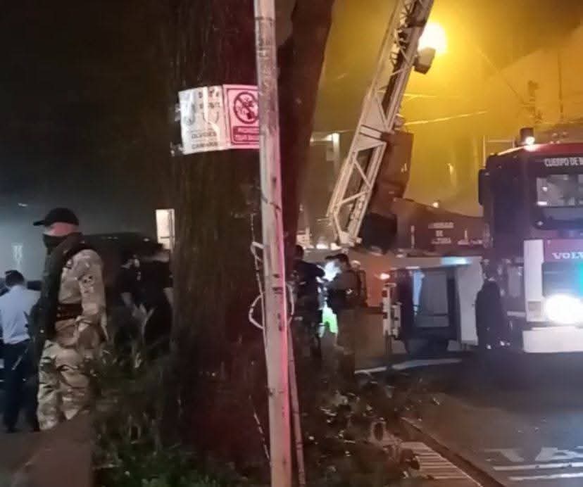 #URGENTE CIUDAD DEL ESTE
UN CIUDADANO CHINO ENCERRÓ A 6 PERSONAS EN UN EDIFICIO  DE CIUDAD DEL ESTE 

▪️El hombre encerró a 6 personas en el piso 15 en un departamento abrió el paso de gas y luego se habria lanzado del piso 15 pero no falleció. Trabajan bomberos y policias.

#CDE