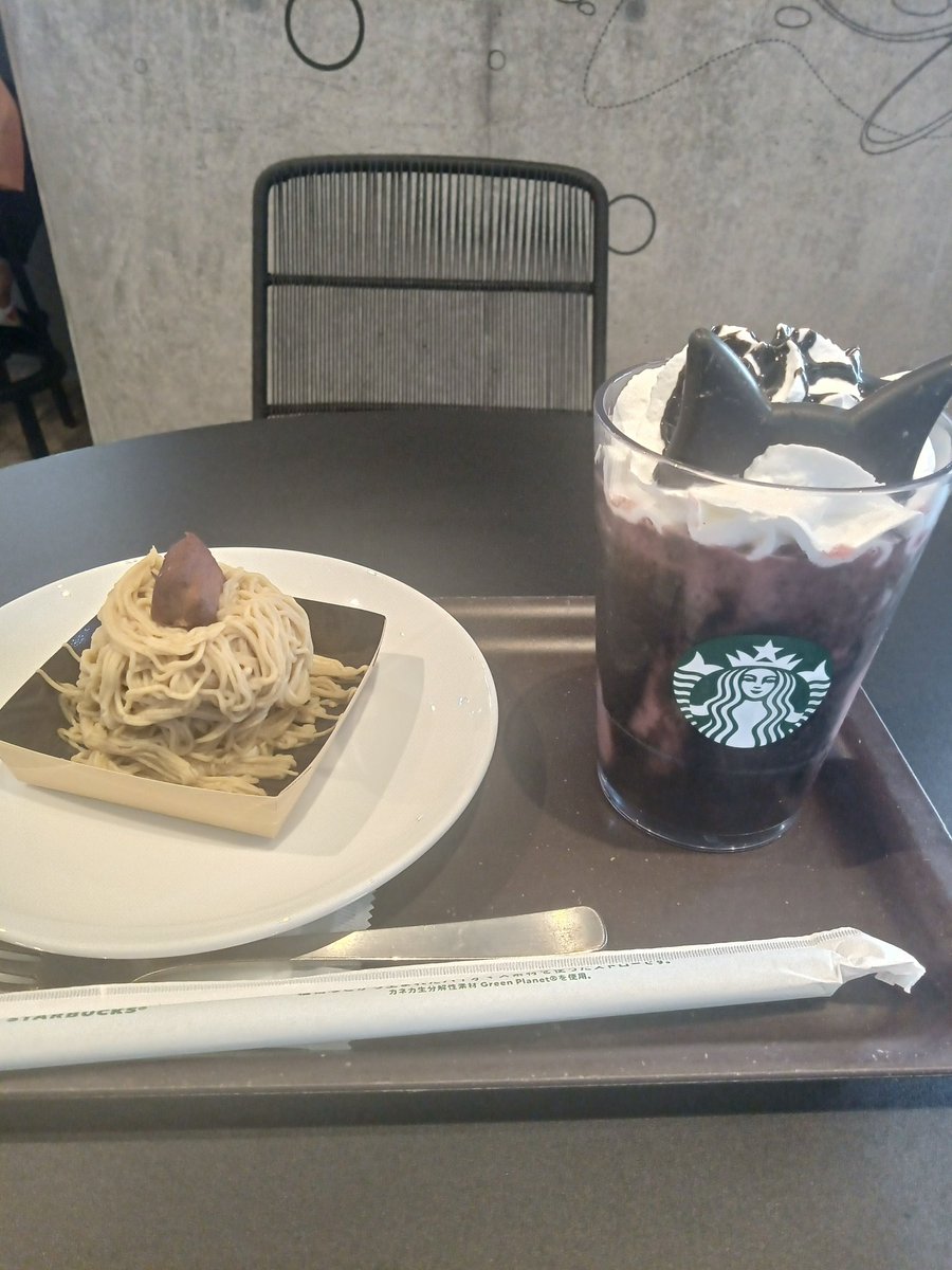 sao_tty0812's tweet image. 黒猫フラペチーノ(チョコチップ追加・ホワイトモカシロップ追加)
手しぼりモンブラン︎︎🌰

#スタバ