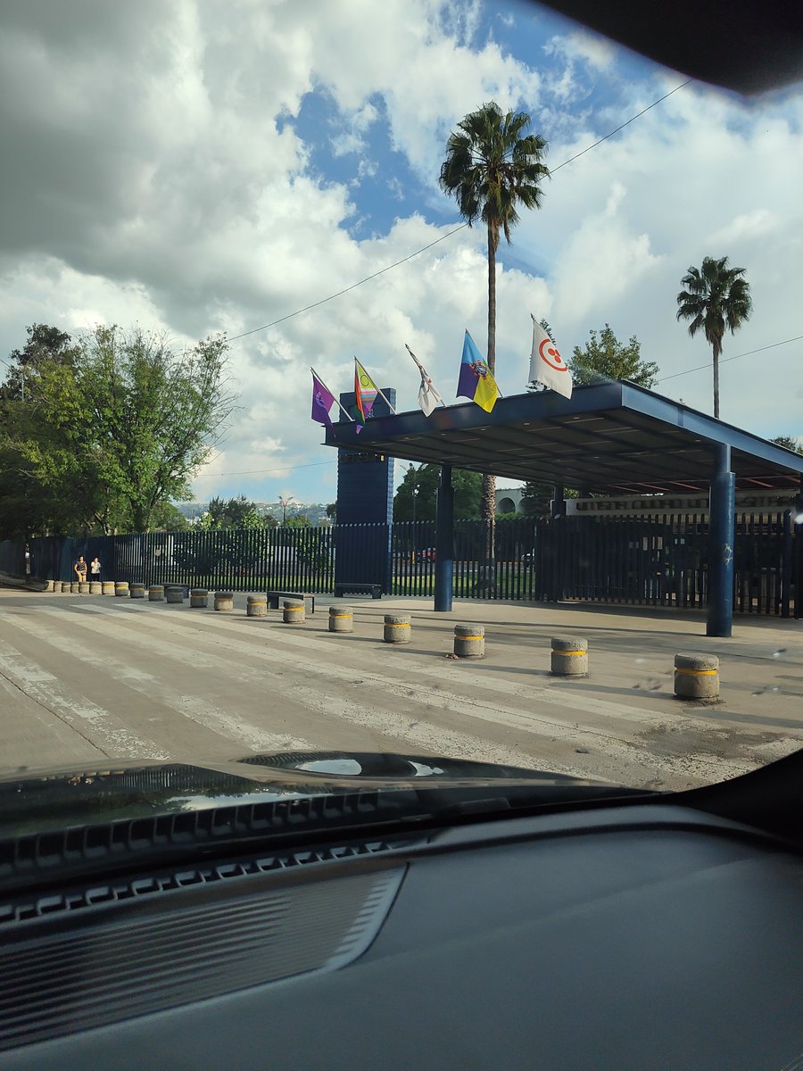 ¿Y qué madres hacen la bandera de la ideología de género y de las feministas en la Universidad Nicolaita? 😡

Se supone que la educación debe ser laica, libre de religión e IDEOLOGÍA!!! 😐