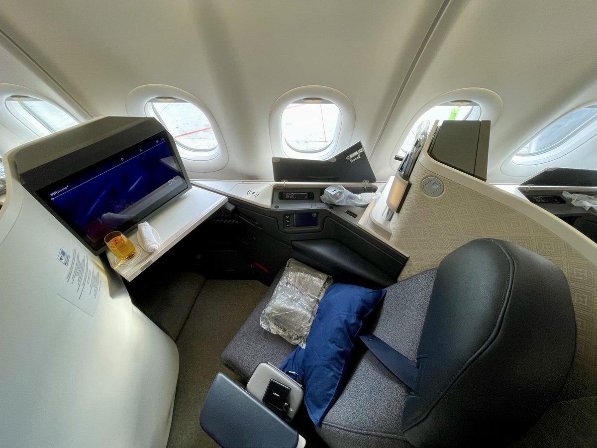 VimanFotography's tweet image. Flying on Malaysia Airlines @MAS @Airbus A330-900 Neo today. The Business Class is a game changer with enclosed suites. Looking forward to the #MalaysianHospitality onboard #avgeek