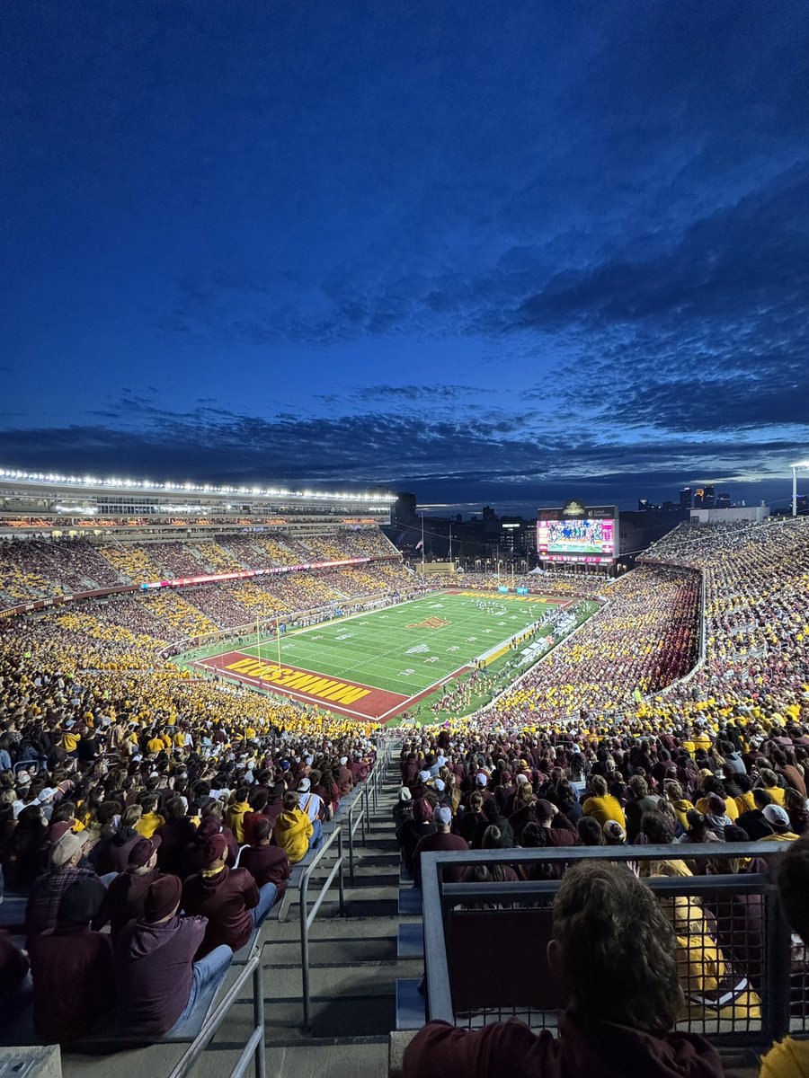 NadineBabu's tweet image. #Gophers fans understood the stripe out assignment 👏🏽〽️.

📸: @Jared_Hines27