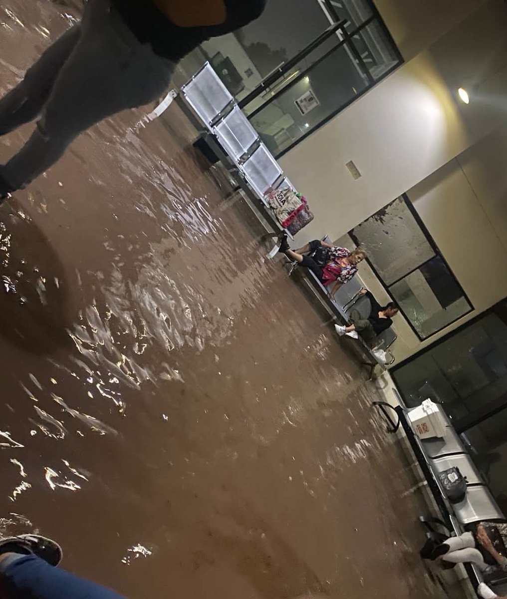 #Guaymas Así esta noche la terminal de autobuses "Mayitos".
#Raymond #temporadadelluvias