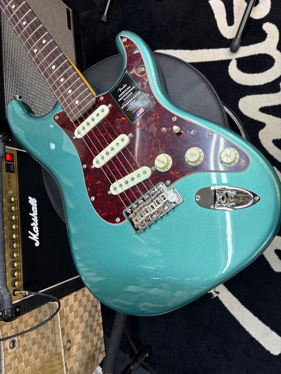 ishibashichamz's tweet image. 【＃Fender】昨日発表されたAmerican Professional Classicシリーズですが、当店にも入荷しております！
今回のカラーラインナップ、&quot;最高&quot;です。
当店イチオシは「Faded Sherwood Green Metallic」です。待っておりましたよ、このカラー。
在庫詳細はこちら！
x.gd/4DHrW