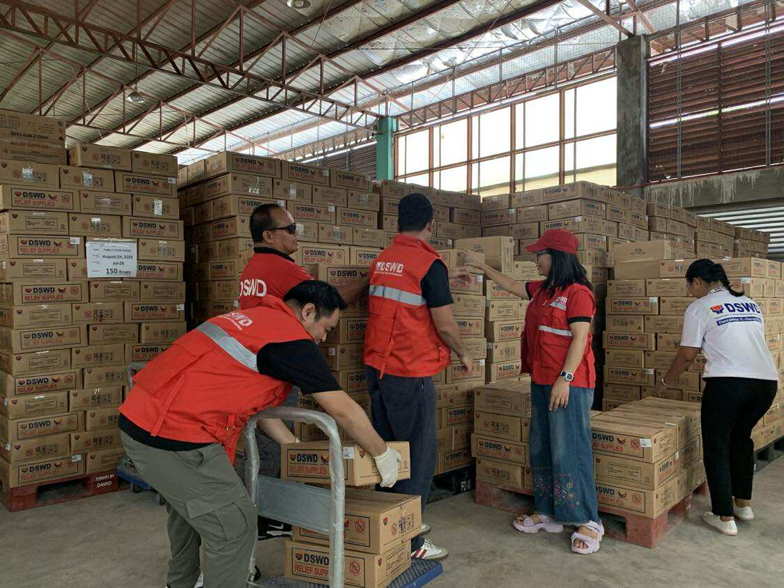 dswdserves's tweet image. Thank You for Your Service, our Angels in Red Vests!

Walang pinipiling araw o oras ang pagseserbisyo ng ating mga Angels in Red Vests nationwide para maihatid ang tulong sa ating mga kababayan.

Ipinakita ng ating mga kawani mula sa DSWD Field Office (FO) 11 - Davao Region ang…