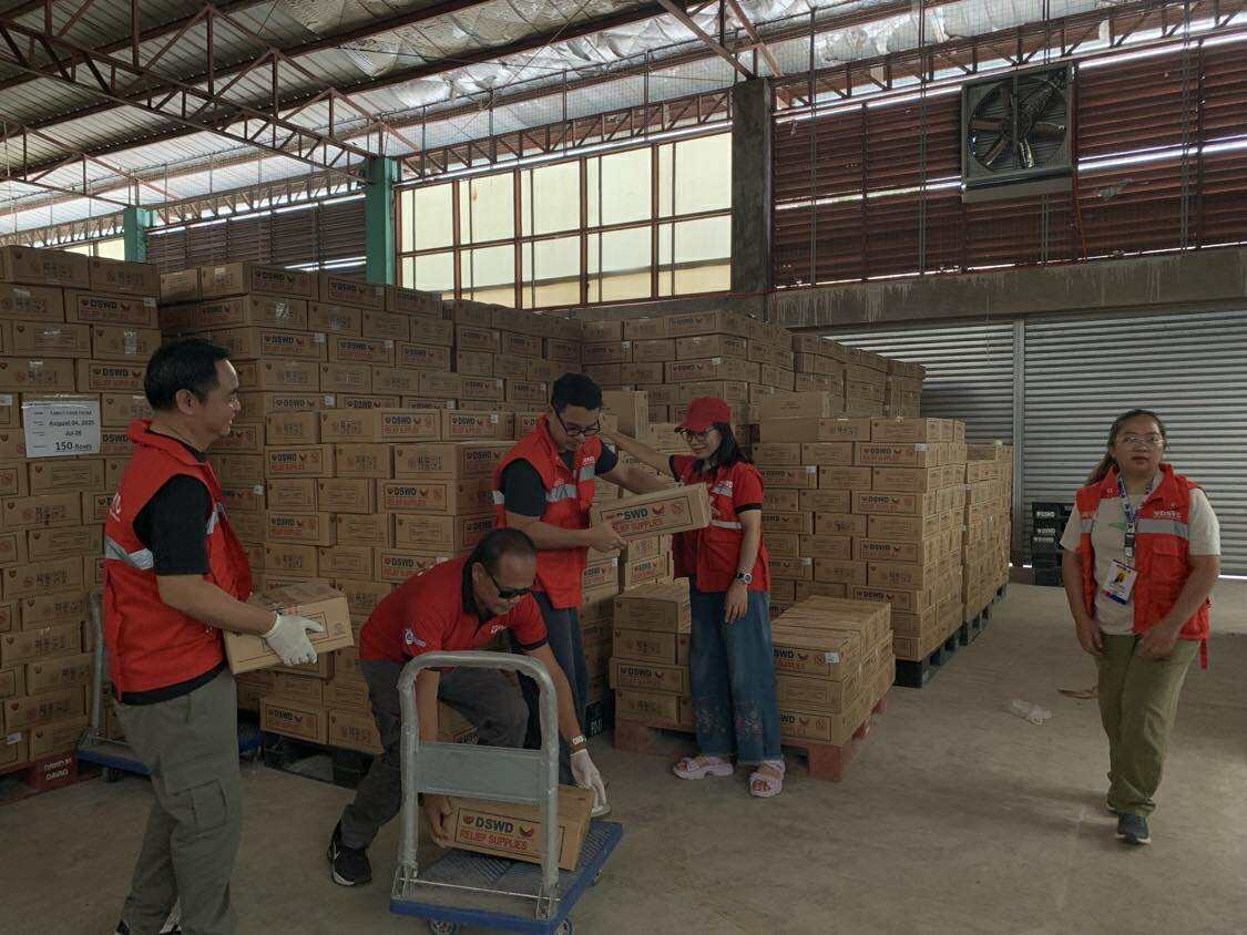 dswdserves's tweet image. Thank You for Your Service, our Angels in Red Vests!

Walang pinipiling araw o oras ang pagseserbisyo ng ating mga Angels in Red Vests nationwide para maihatid ang tulong sa ating mga kababayan.

Ipinakita ng ating mga kawani mula sa DSWD Field Office (FO) 11 - Davao Region ang…