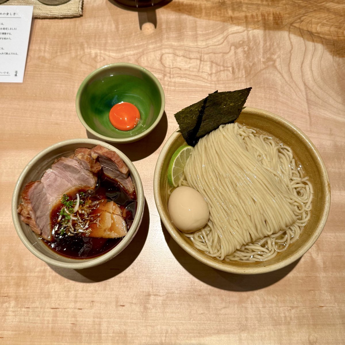 迂直 @吉祥寺
特製つけ麺¥1700
大盛り¥200
生たまご(卵黄)¥100

昆布水が中細麺をコーティングして啜り心地なめらか！藻塩をつけて食べるだけで麺が半分なくなる！つけ汁の濃密濃口な鶏出汁醤油が染みたチャーシューを生卵にディップすると更に美味しさ1段階アップ！ライスが欲しい！ご馳走様でした！