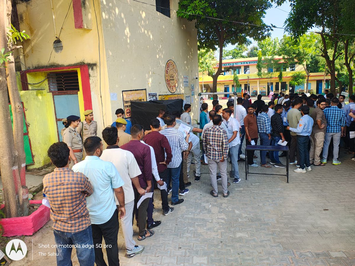 mahobapolice's tweet image. अपर पुलिस अधीक्षक, महोबा श्रीमती वन्दना सिंह द्वारा #PCS परीक्षा-2025 के दृष्टिगत थाना कोतवाली नगर क्षेत्रन्तर्गत राजकीय इण्टर कालेज, राजकीय बालिका इण्टर कालेज, राजकीय पालीटेक्निक महोबा आदि परीक्षा केन्द्रों का निरीक्षण कर सुरक्षा व्यवस्था का जायजा लिया गया, ड्यूटी पर तैनात पुलिस