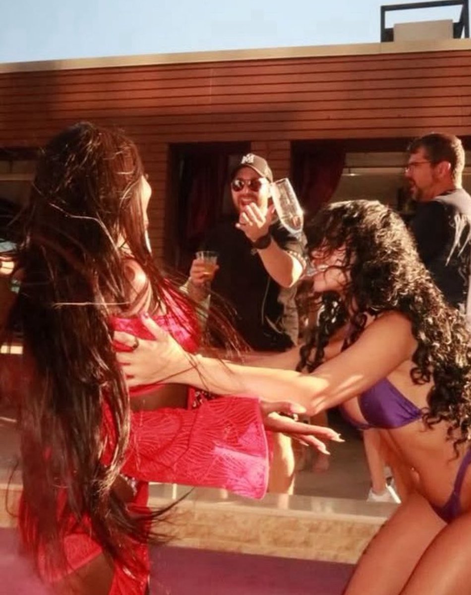 AquarianSiren's tweet image. Her holding the glass with her mouth and letting Ola drink, lmaooo