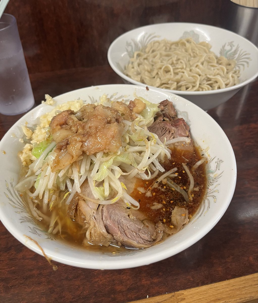 ラーメン二郎 めじろ台店
小ラーメン+つけ麺(釜揚げ)

豚入りは4人くらい
購入後したところで終了🥹

この茶色いビジュアルが
めじろ台🆒👓✨

茶色い味付けアブラに
光沢のある茶色いカウンター

そして私のCAPも茶色🟤
完璧🙄👍

ごちそうさまでした😊🤲
