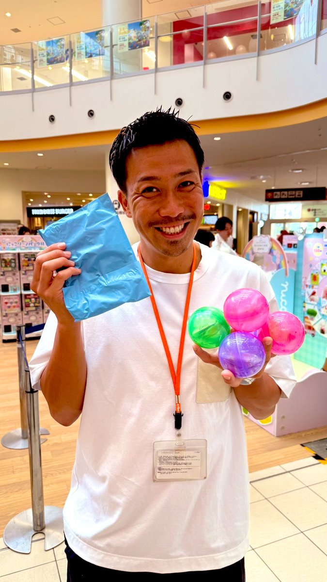 qualia45's tweet image. 【リポストキャンペーン】
にこパTOKYO BAYで買った先行販売のガチャ5個とノベルティポーチを１名様にプレゼントします🎁
応募期間は10月20日（月）までとします。
しろメガネが頑張ってショート動画作ったので是非見てください😊
#にっこりーノ
#にこパ