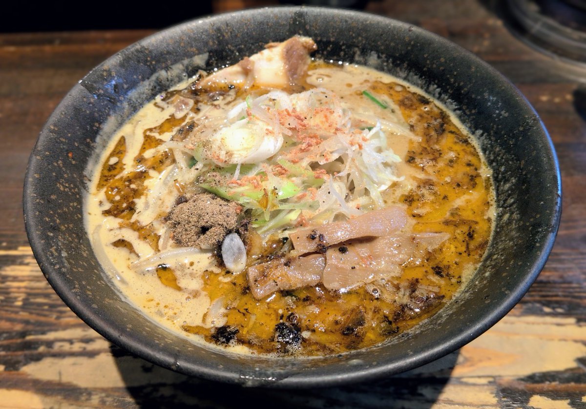 l108pipArA82719's tweet photo. 海老香味ラーメン
＠麺や 蒼 AOI

超久しぶりの蒼！
濃厚クリーミーな白味噌スープに香ばしい海老オイルと海老パウダー&amp;魚粉！美味しいね～
麺は平打ちつるつるの太麺。きしめんみたいだね～
チャーシュートロトロ！
ごちそうさまでした～
@MUSOU_AOI https://t.co/6fjORcXtGn