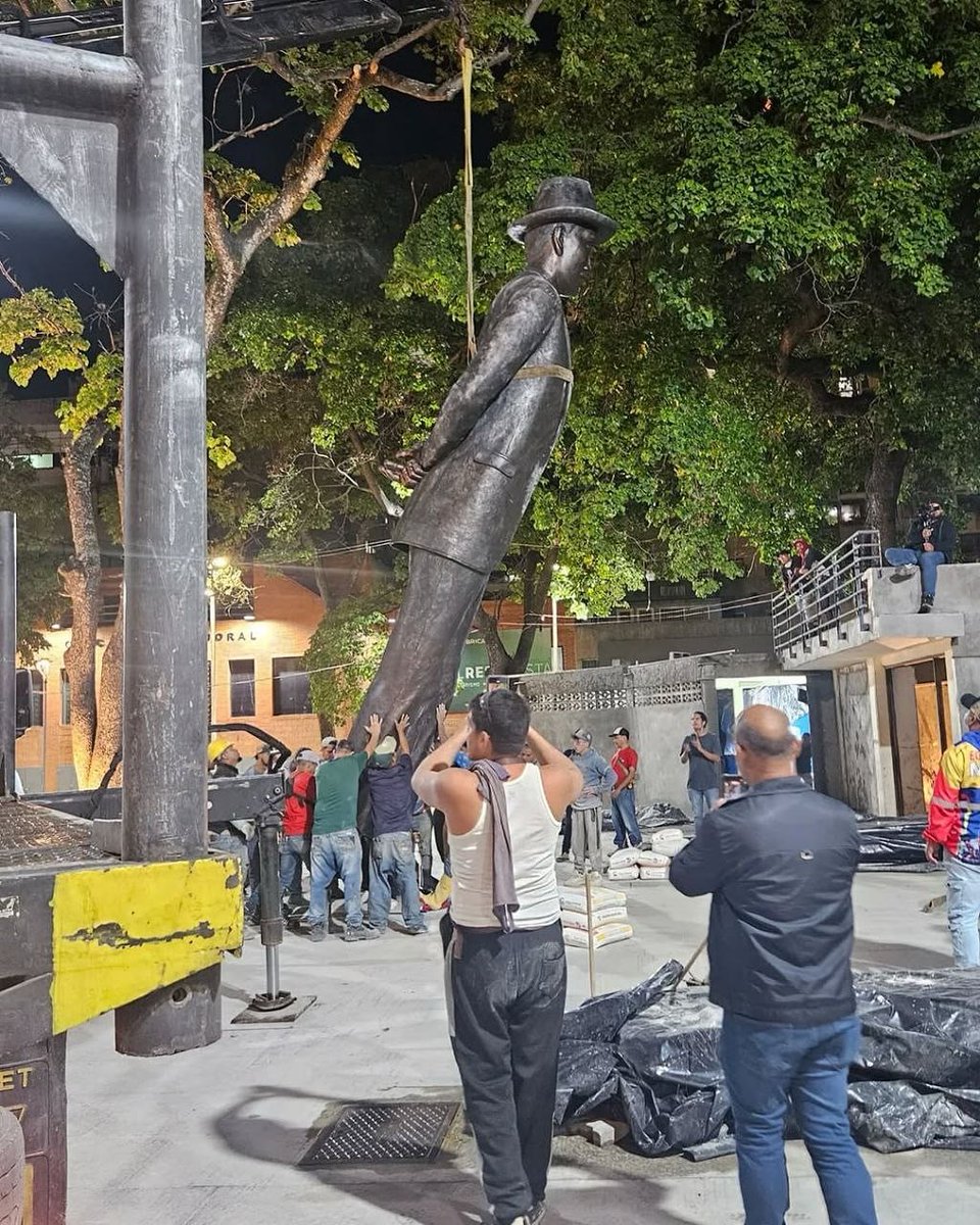 2001OnLine's tweet image. Una nueva imagen en honor al doctor José Gregorio Hernández se instaló en los espacios de la plaza La Candelaria en Caracas.