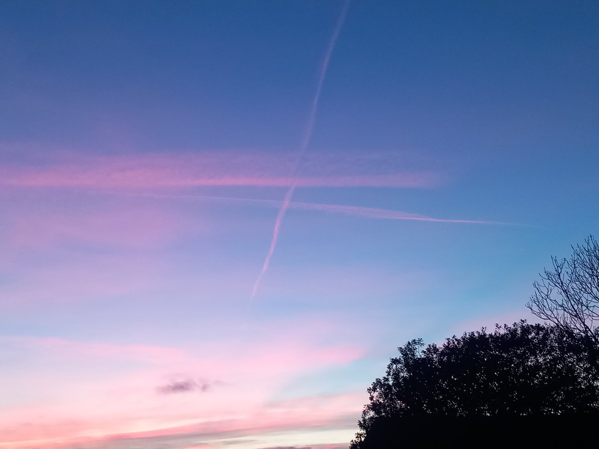 CAYMUSOCAUGHEY's tweet image. @CAYMUSOCAUGHEY 🐦

Sunset

#Random #Sunset #Sunsets #EndOfTheDay #Skyscape #Skyscapes #NatureIsLife #BallOfFire #Silhouette #Solar #LittleThingsMatter