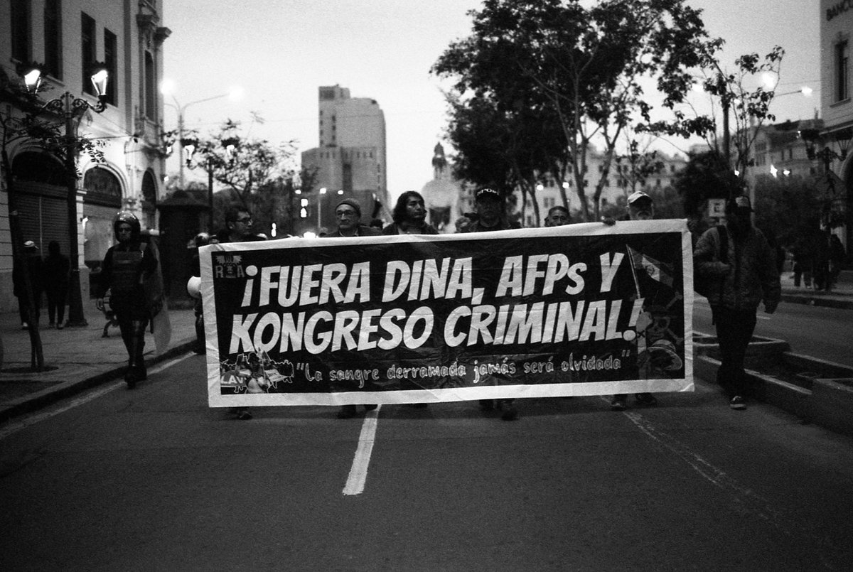 aaaeropuerto's tweet photo. Algunas fotos en 35mm de las marchas previas a la caída de Dina Boluarte https://t.co/Gq5SHc4XTl