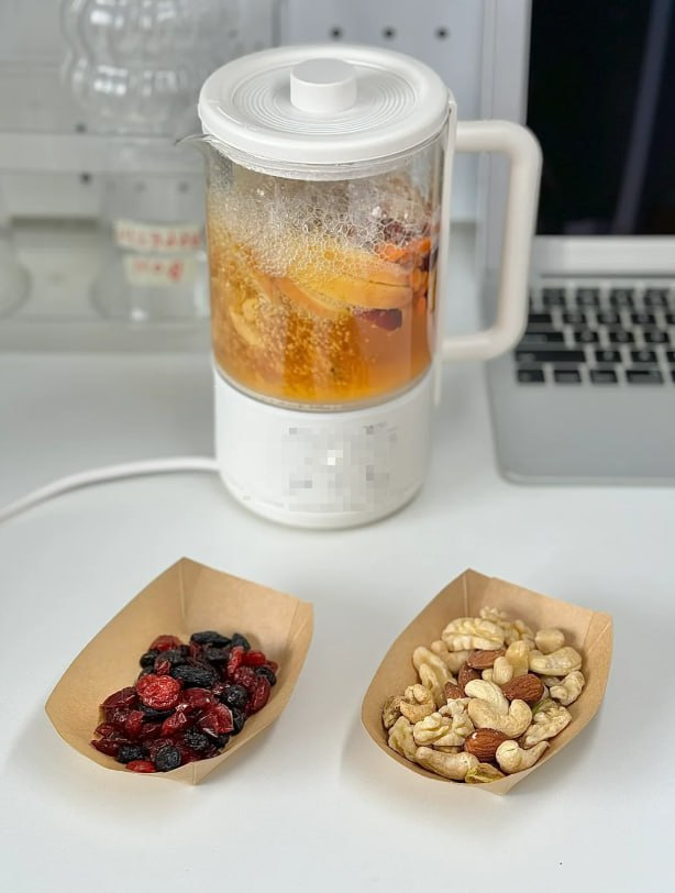 anima33775's tweet photo. Oxford Street 🛍️ rush, but my energy is calm with dry fruits 🌰. Hazelnuts 🥜 and prunes 🍑 keep me nourished, even in the city's chaos 🚶‍♀️🌃❤️. A perfect balance of hustle and health https://t.co/Y8qTUoQrlD