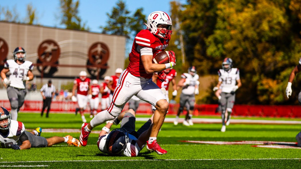 . <a href="/SJUFootball/">Johnnie Football</a> senior All-America tight end Joey Gendreau (pictured) caught 4 touchdowns – all in the first half – as No. 11 SJU cruised to a 70-0 win over Macalester today in the first meeting between the two teams since 2001!

RECAP: gojohnnies.com/news/2025/10/1…

#GoJohnnies | #d3fb