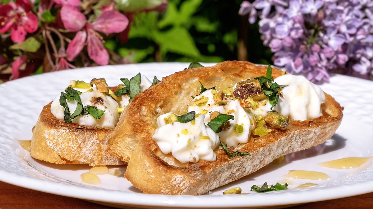 NEinnkeeper's tweet photo. Innkeeper Eric J. Taubert’s Whipped Ricotta + Crushed Pistachios on Ciabatta Crostini --  drizzled with organic honey, truffle zest, fresh basil, and a touch of  Maldon sea salt.

#candleberryinn #newenglandinnkeeper #capecod #TAUBERT https://t.co/mLGwjkK5oL