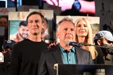 Two war photos. At the start of the war, Israeli hostage families and Joe Biden on one side of the table, Netanyahu government on the other. End of war, today, Israelis celebrate with the American government their deal and victory over Netanyahu, booing when Witkoff mentions him