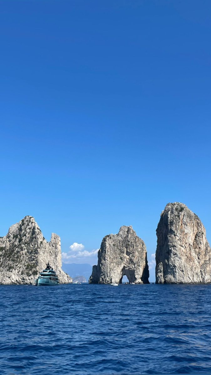 Dynamic_Cheer's tweet image. Where the sea meets the sky! 🌅✨ Every wave tells a story.#OceanViews 🥰😍🥰