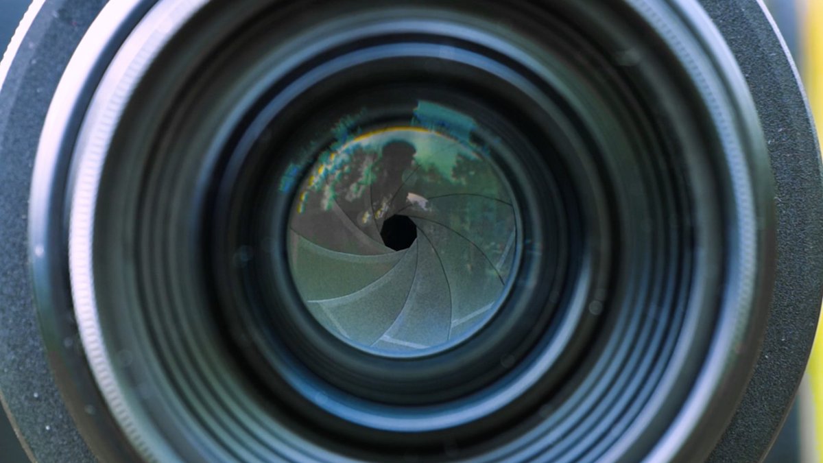 filmindset's tweet image. 📸🔍Through the iris of your lens, the world unfolds in light and shadow. Every adjustment, every frame, brings you one step closer to capturing your vision. #OneStepCloser #ProgressNotPerfection #KeepMovingForward #LessonsInTheJourney #Cameras #Filmmaking #Movies #Cinema