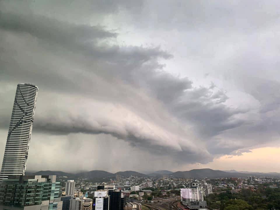 katrinalicewx's tweet image. Storm season has officially begun in Australia and I can&apos;t wait to get out there chasing!

Here&apos;s a #Throwback to this awesome #ShelfCloud that rolled through Brisbane City, 17 October 2019.

#StormHour #qldwx #SEQld