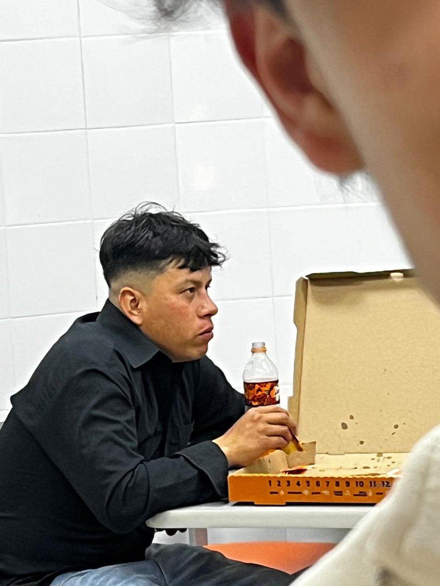 j0shxb's tweet photo. Increíble, @meneconacento_ en la Little Caesars de ixtlahuaca 🙀 https://t.co/myuumVlnFJ