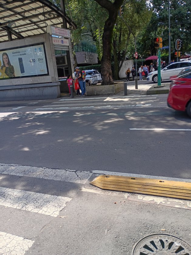 SuizoEnDF's tweet photo. Es difícil culpar a los conductores por no detenerse frente un paso peatonal invisible. 🤬 Llevan AÑOS sin pintarse todos de Av. Insurgentes Sur. El peatón siempre como última prioridad en la CDMX. Foto: Metrobus parada Altavista. @locatel_mx @UCS_GCDMX https://t.co/2RmzIbL21X