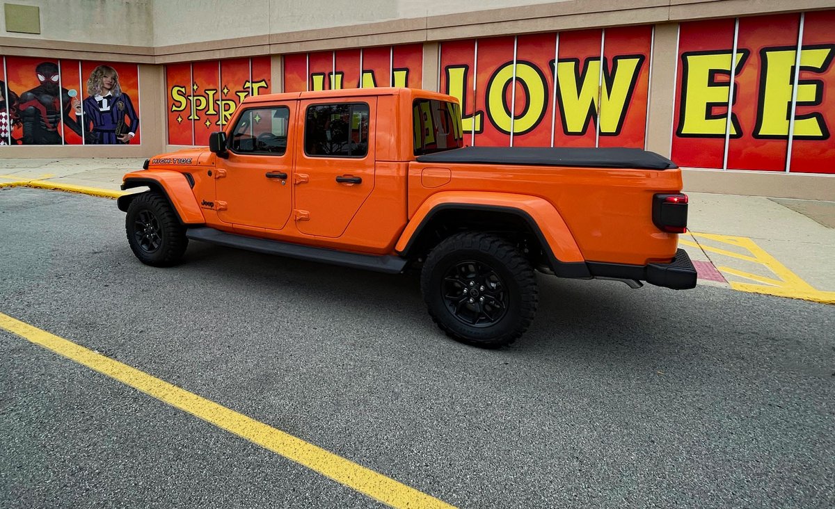 Car_Guy_Tom's tweet photo. 2025 Jeep Gladiator Sport in Pumpki..., er, Joose. #Jeep #Joose #CarPics #CarPix #color #SpiritHalloween https://t.co/H1q9me51T7
