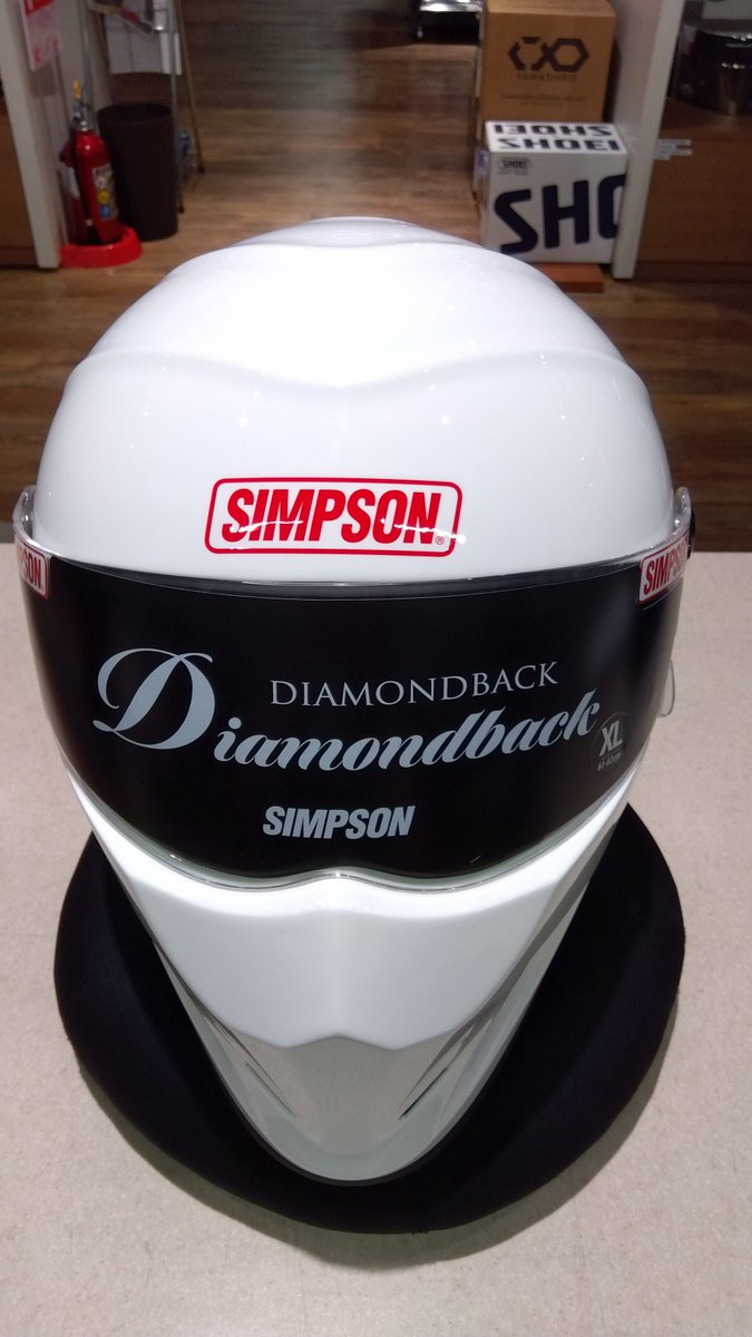 rico_morioka's tweet photo. こんにちは！
道産子トサカです！！

今回は #シンプソン の新型ヘルメットのご紹介です。
4輪レース向けに開発され、2000年代初頭注目を集めた
ダイヤモンドバックが入荷しております！😄

実物を観れば、きっと欲しくなること間違いなし！
何よりこのアゴの存在感！威圧感は抜群です！

カラー展開は、マットブラック、ホワイト、ブラック。各カラーご用意しております。
※サイズによっては取り寄せとなります。

是非お手に取ってご確認くださいませ！

64,900円（税込み）

■オフィシャルサイトはこちら
https://t.co/Zp8TIfvAPV

#ライコランド盛岡 
#SINPSON 
#DIAMONDBACK 
#ヘルメット 
#ライコランド