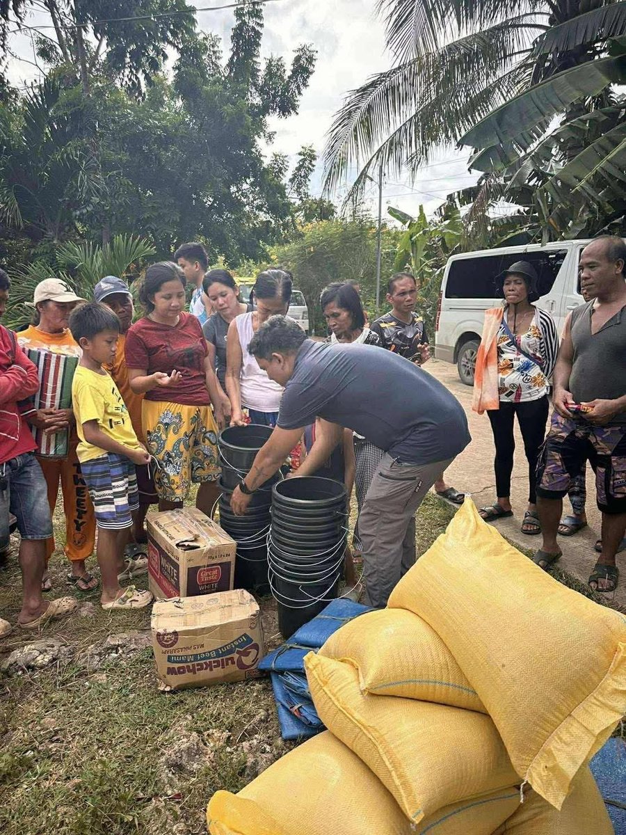 News5PH's tweet image. RELIEF OPERATIONS NI PACQUIAO SA CEBU
Nagpaabot ng tulong ang tanggapan ni dating senador Manny Pacquiao na tig-25 kilo ng bigas sa 500 benepisyaryo sa iba’t ibang lugar sa Northern Cebu na labis na naapektuhan ng Magnitude 6.9 na lindol kamakailan.
Bukod sa bigas, namahagi rin…