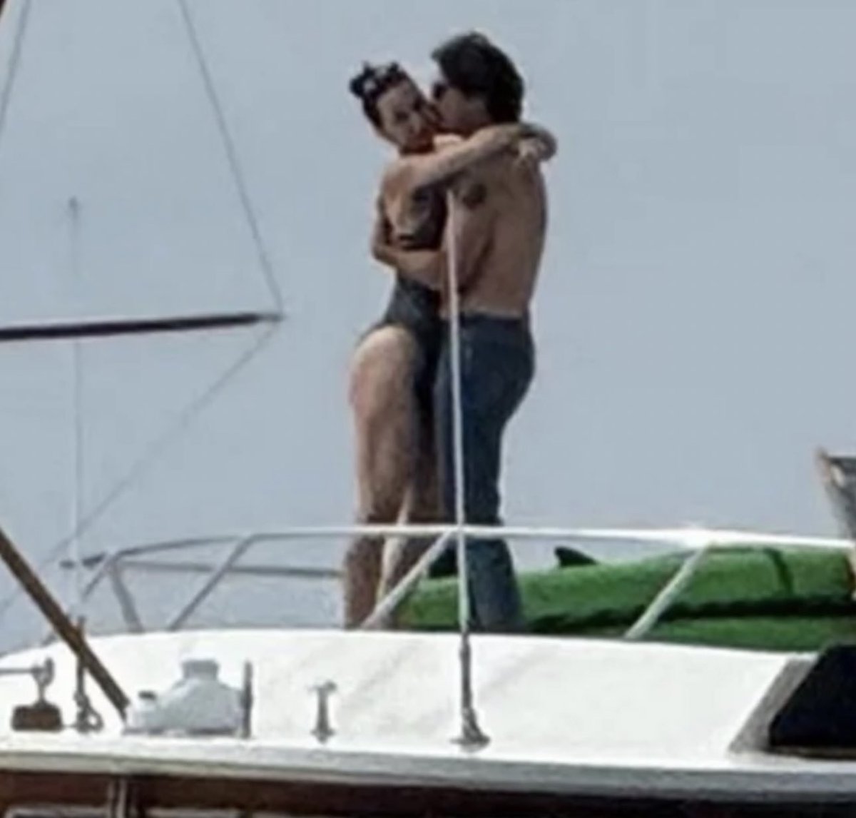 MadelnCanada's tweet image. Former Canadian PM Justin Trudeau is officially dating pop star Katy Perry, with the couple spotted kissing on her yacht off Santa Barbara