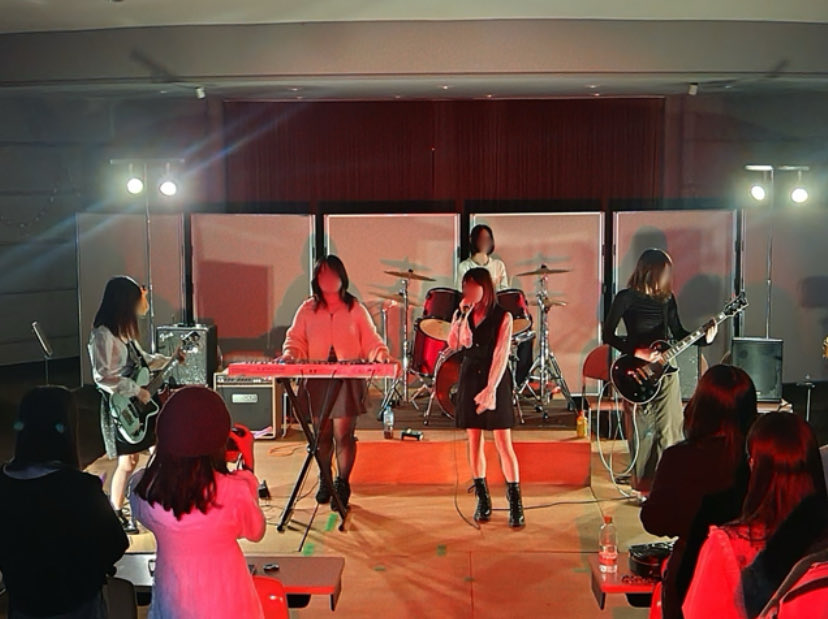 軽音学部

こんにちは!!軽音楽部KOMAONです🙌

🎼 10/12(日) 10:00〜11:00
📍野外ステージ ◈5Bands  

🎼 10/11,12(両日) 13:00~ 入退場自由
📍2号館音楽室(2-210) ◈8Bands  

下のポスターも要チェック↓↓👀🔎✨
それでは会場でお待ちしております! 
Make some noise!!!!🎸⚡️