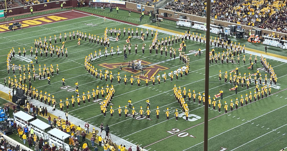 GopherHole's tweet image. Chad Smith of Red Hot Chili Peppers performs at the 50-yard line while @UMNmarch makes the eight-point RHCP symbol they are famous for. 

#Homecoming #Gophers #RHCP